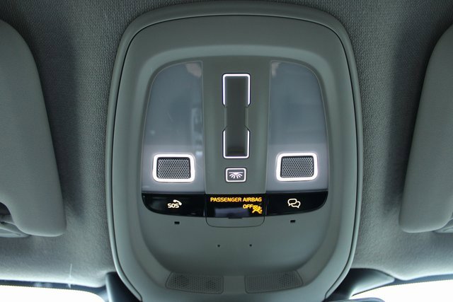 Used 2025 Volvo XC40 B5 Plus image 31