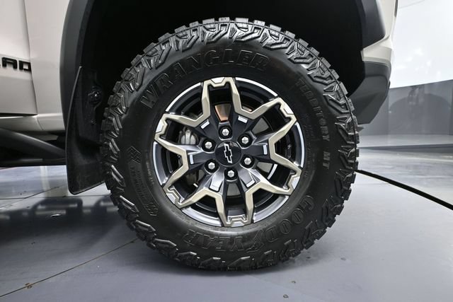 Used 2026 Chevrolet Colorado ZR2 w/ Technology Package AWD/4WD image 15