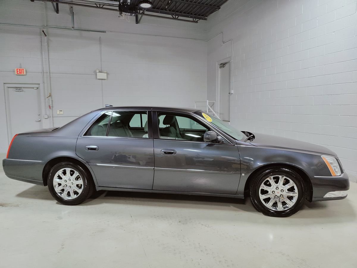 Used 2009 Cadillac DTS w/ Trunk Convenience Package FWD image 5