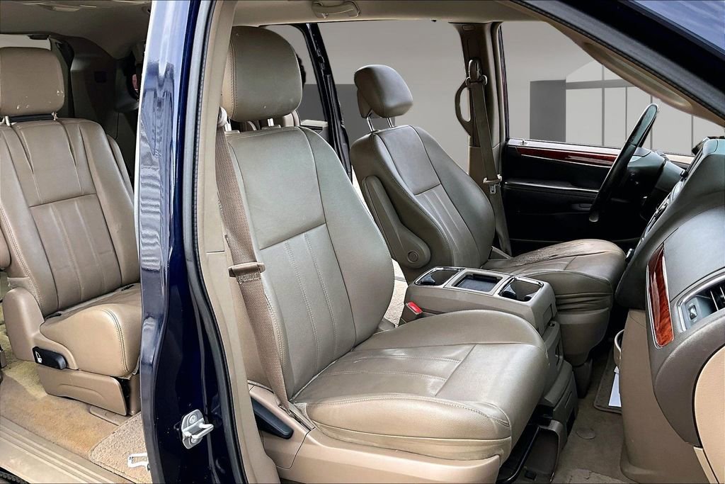 Used 2014 Chrysler Town & Country Touring FWD image 7