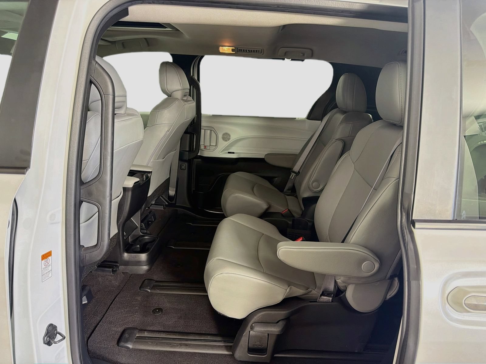 Used 2025 Toyota Sienna XLE w/ XLE Plus Package FWD image 26