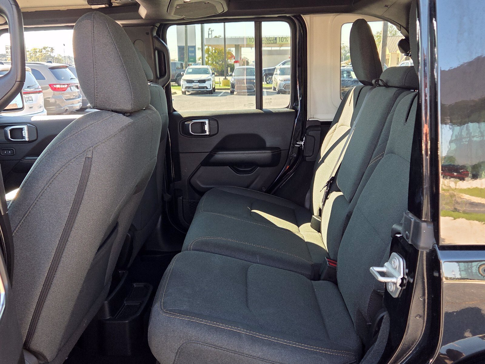 Used 2024 Jeep Wrangler Unlimited Sahara AWD/4WD image 6