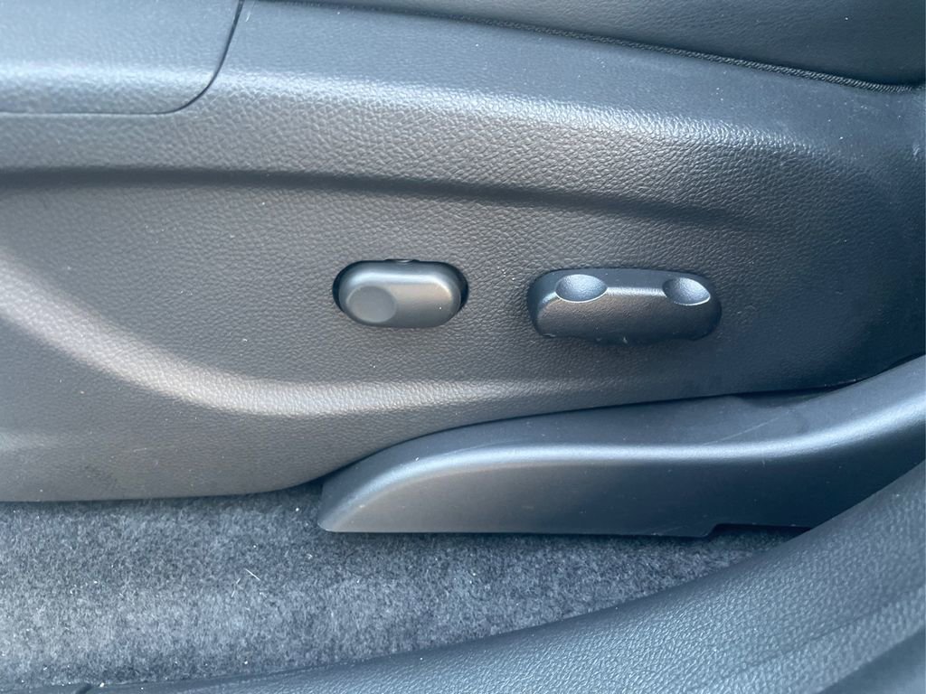 Used 2022 Chevrolet Trax LT w/ LT Convenience Package image 19