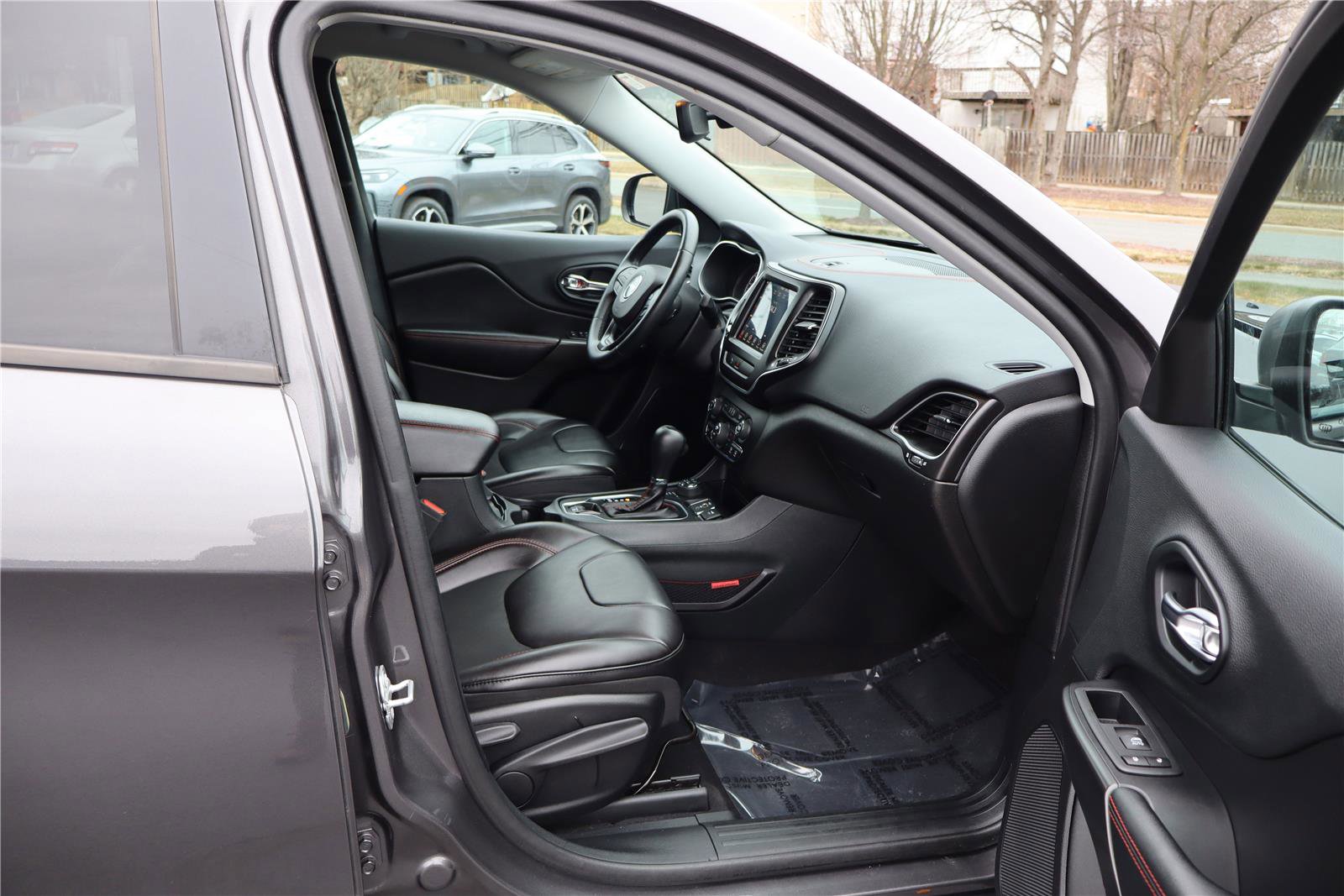 Used 2019 Jeep Cherokee Trailhawk image 27