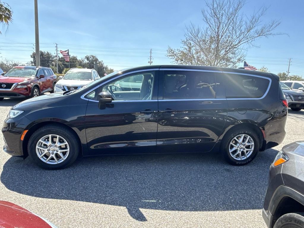 Used 2023 Chrysler Pacifica Touring-L FWD image 7
