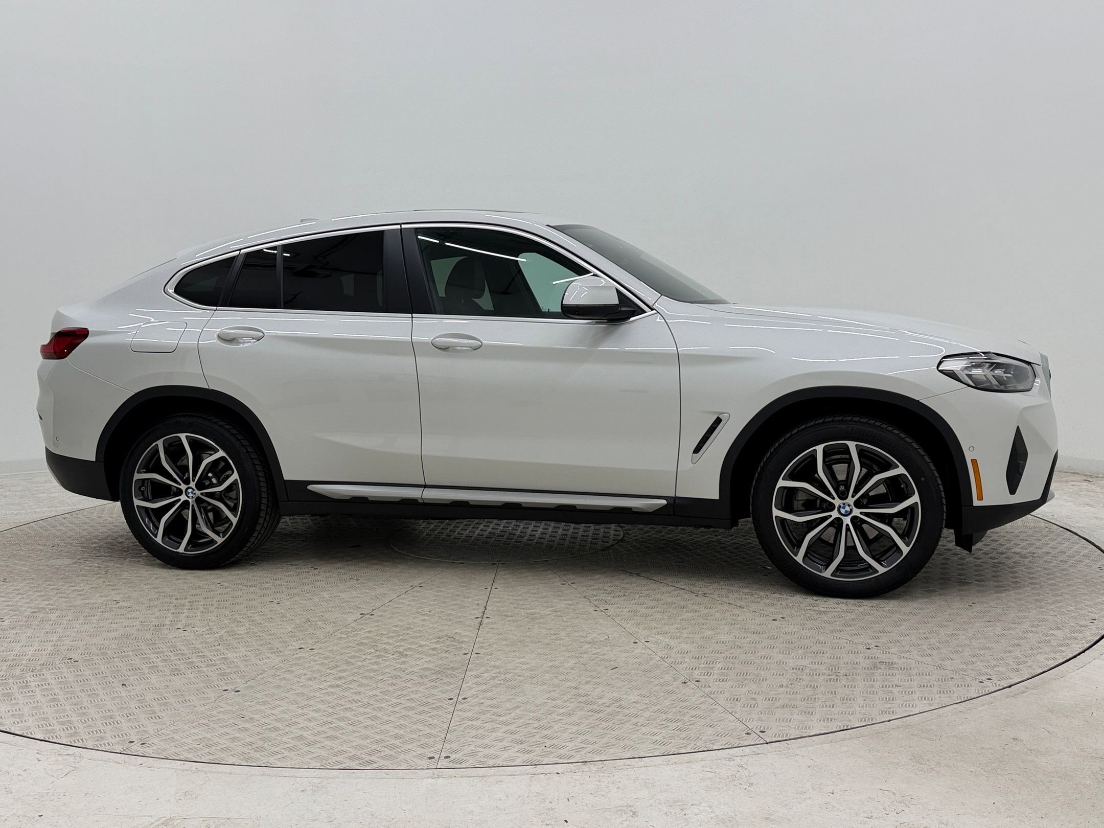 Certified 2025 BMW X4 xDrive30i w/ Premium Package image 8