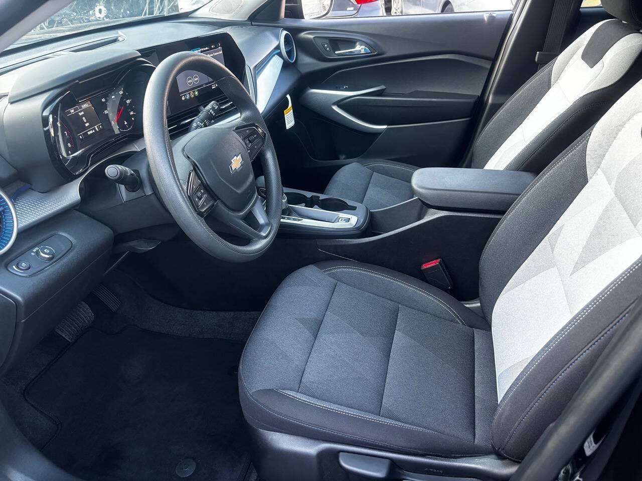 Used 2026 Chevrolet Trax LS w/ LS Convenience Package FWD image 2