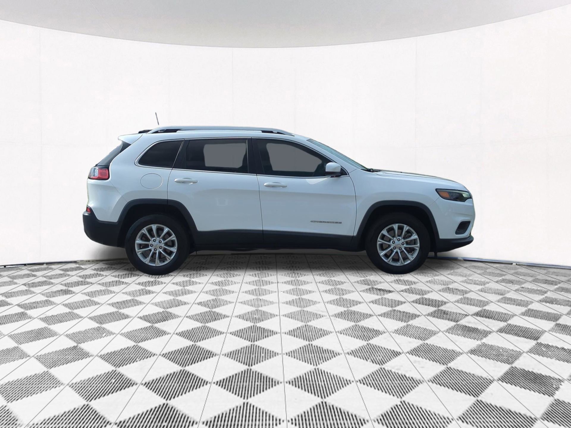 Used 2019 Jeep Cherokee Latitude w/ Cold Weather Group image 10