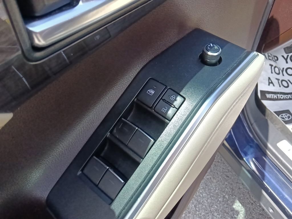 Used 2021 Toyota Highlander Limited FWD image 12
