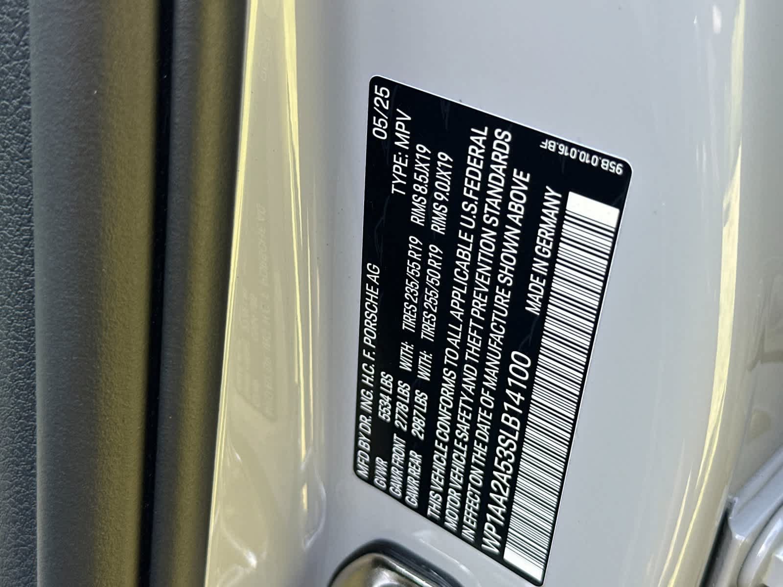 Certified 2025 Porsche Macan AWD/4WD image 33