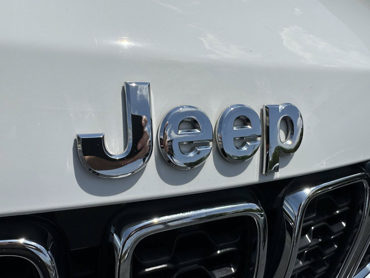 Used 2021 Jeep Grand Cherokee Laredo X AWD/4WD image 23