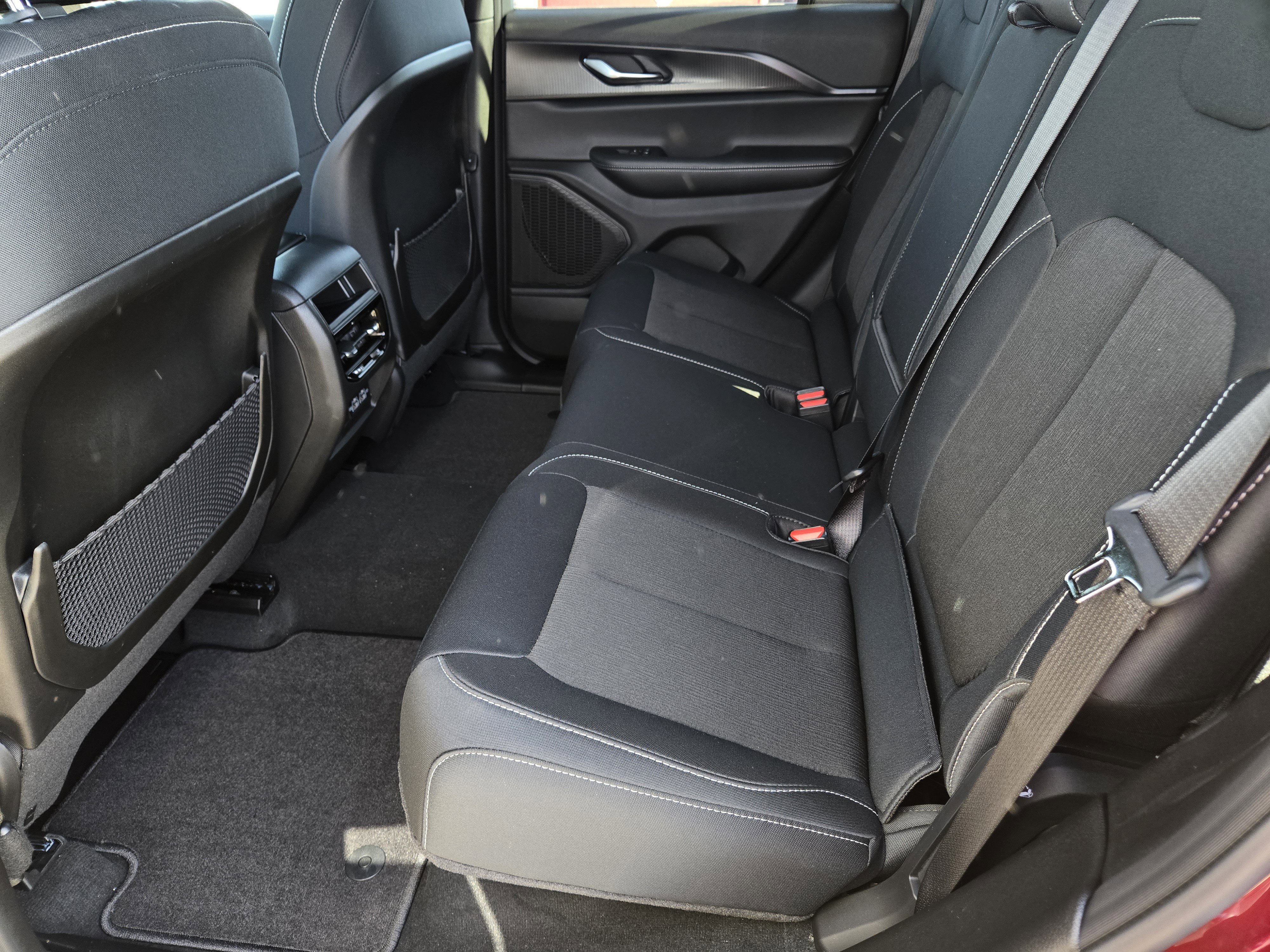 New 2025 Jeep Grand Cherokee Laredo w/ Luxury Tech Group I RWD image 16