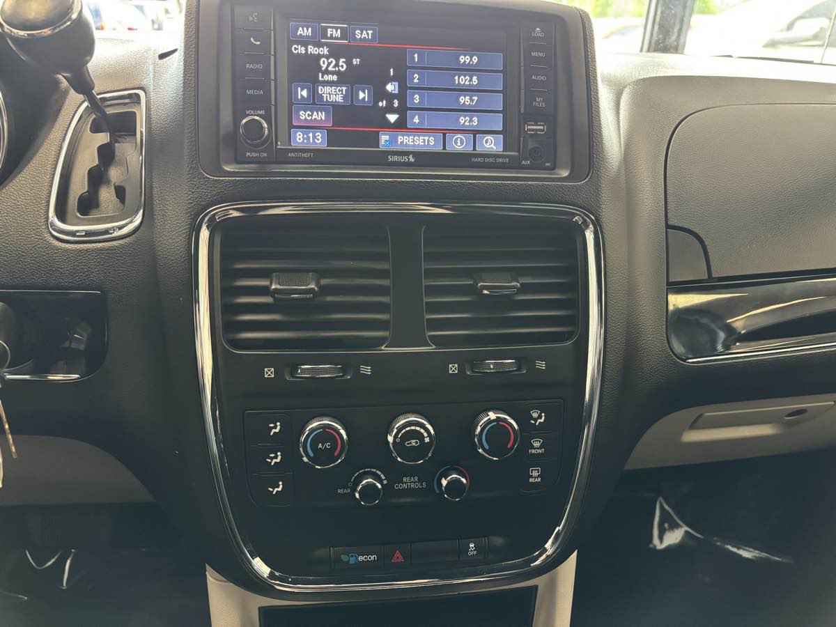 Used 2017 Dodge Grand Caravan SXT image 17