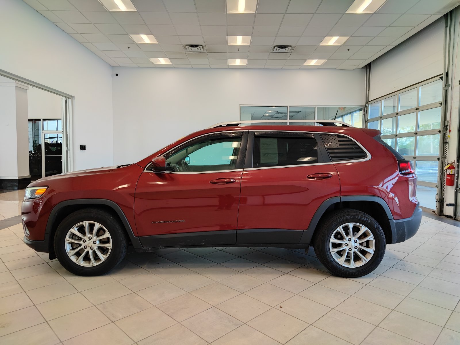 Used 2019 Jeep Cherokee Latitude w/ Cold Weather Group FWD image 6