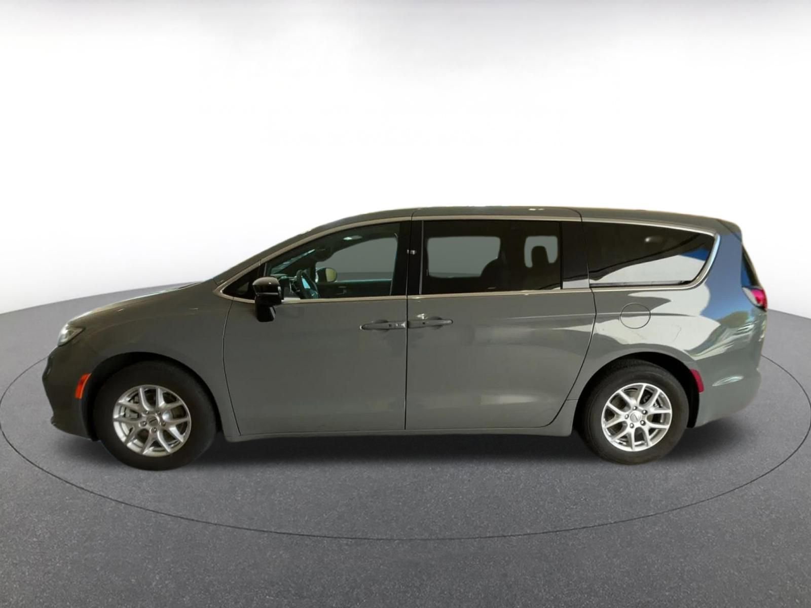 Used 2025 Chrysler Pacifica Select FWD image 9