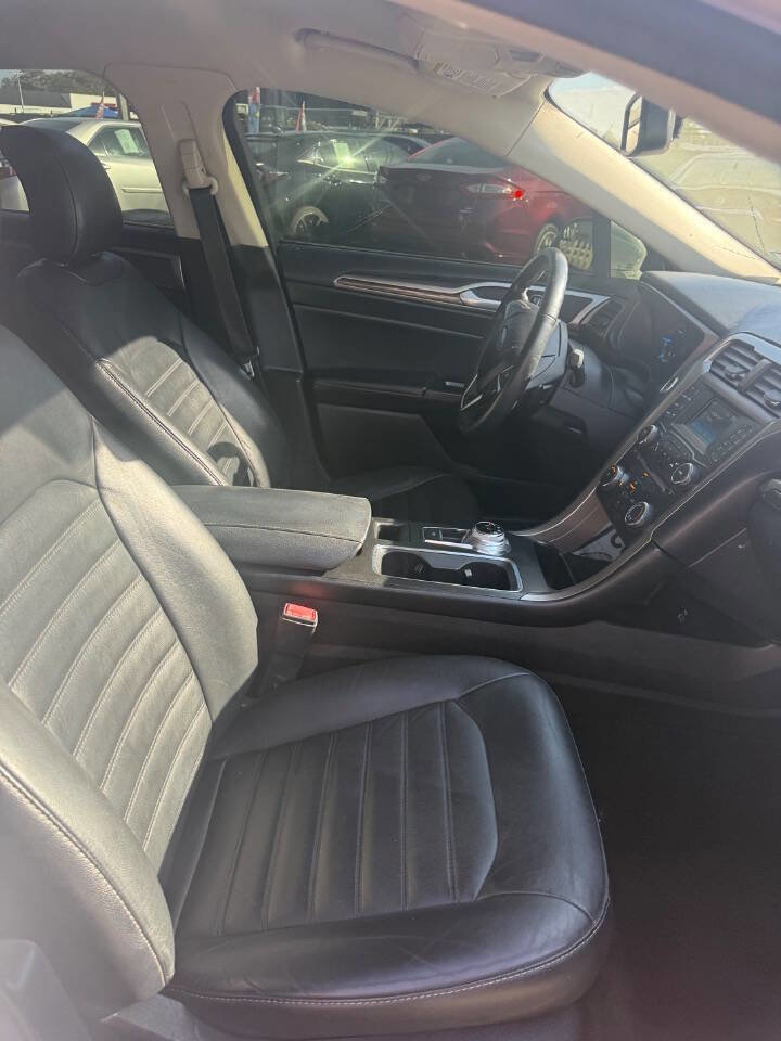 Used 2017 Ford Fusion SE FWD image 22