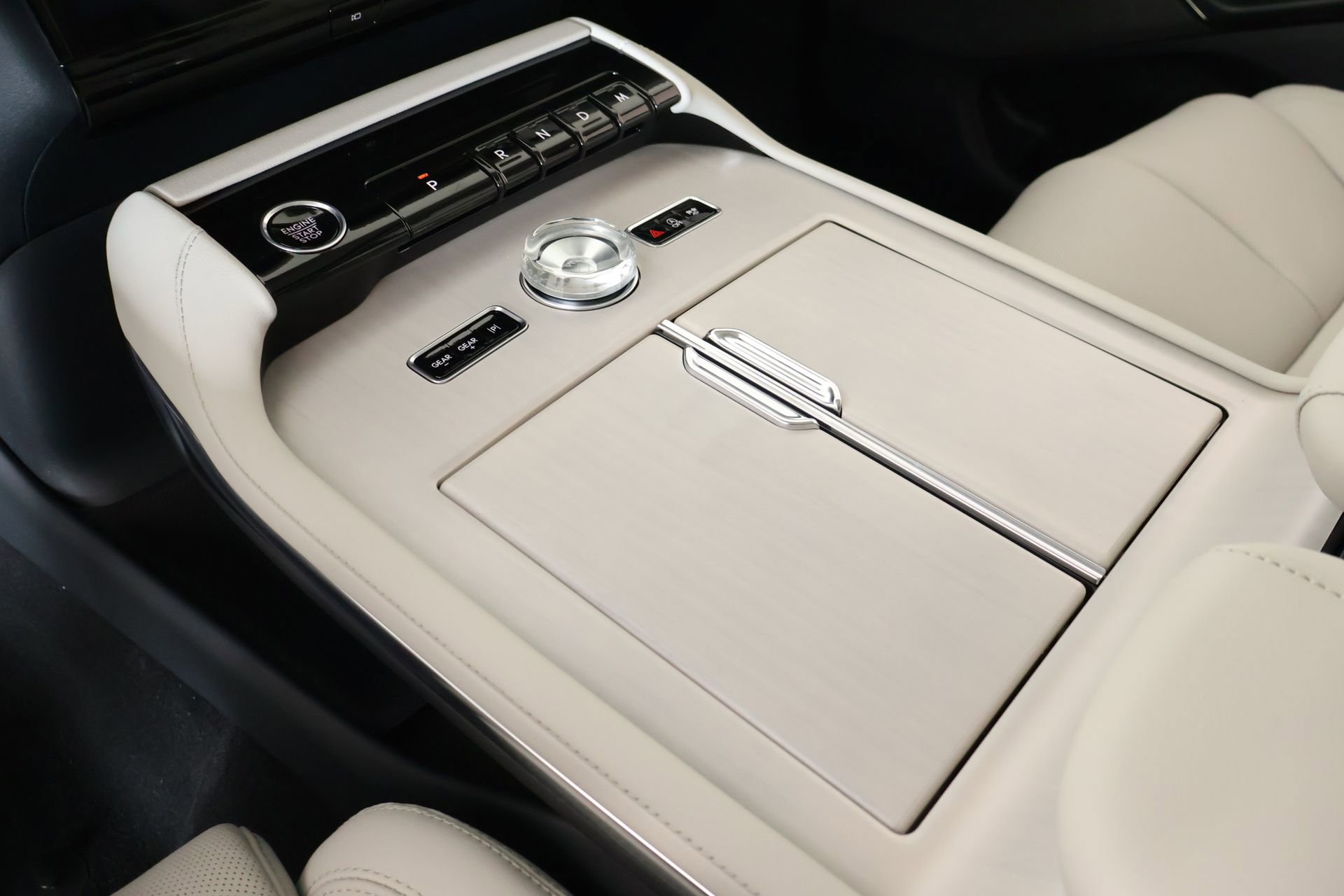 New 2026 Lincoln Navigator Reserve w/ Jet Appearance Package AWD/4WD image 9