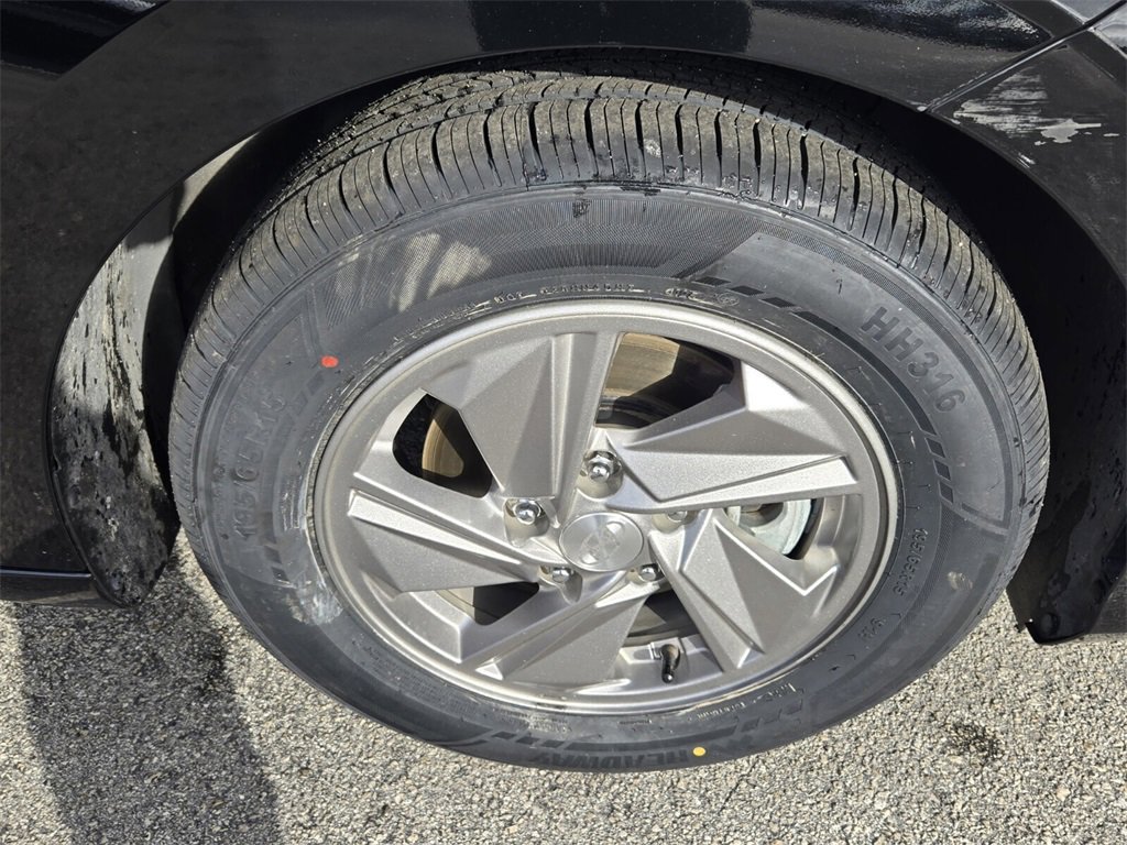 Certified 2025 Hyundai Elantra SE image 17