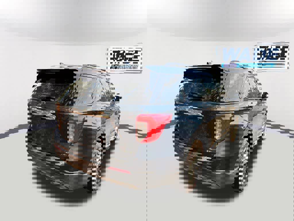 Used 2022 Ford Explorer XLT w/ Equipment Group 202A image 4