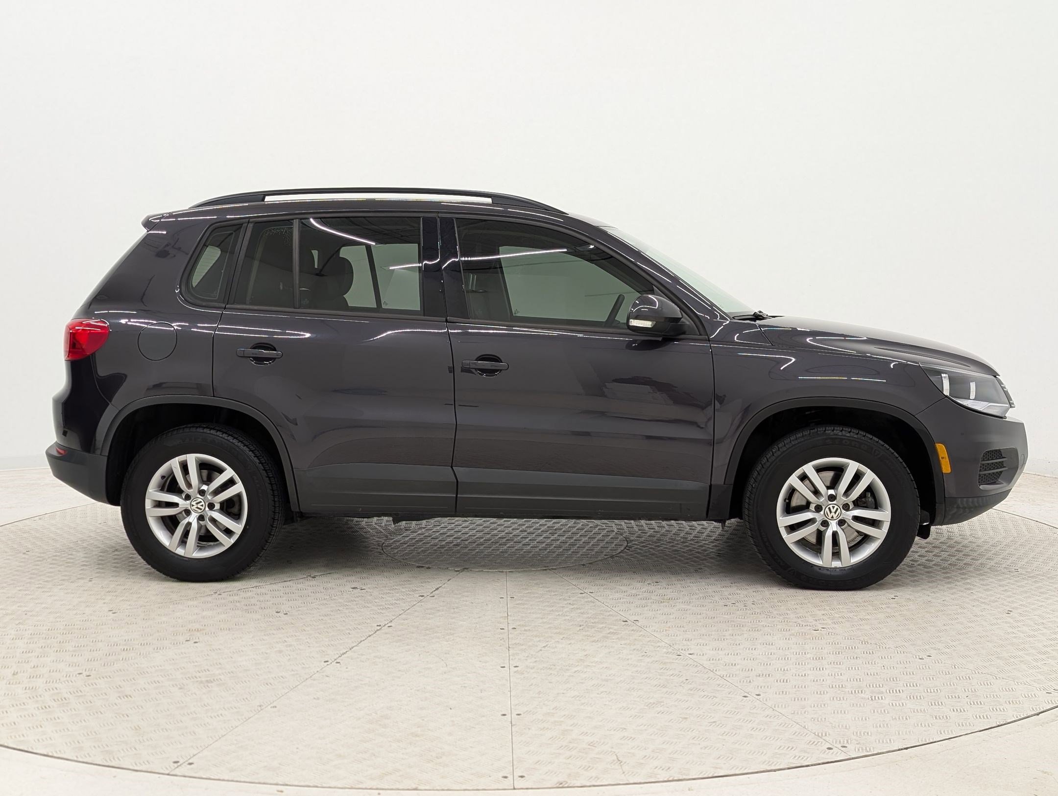 Used 2016 Volkswagen Tiguan S image 8