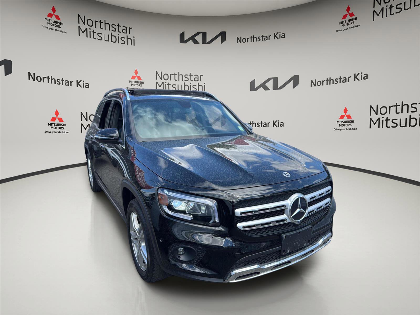 Used 2023 Mercedes-Benz GLB 250 4MATIC w/ Premium Package image 5
