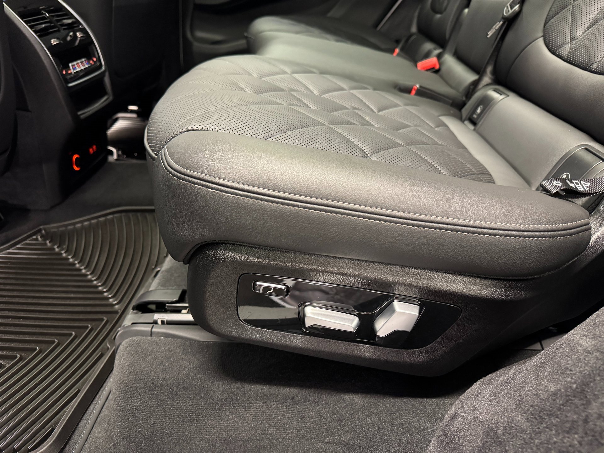 Used 2025 BMW X7 xDrive40i w/ Premium Package image 19