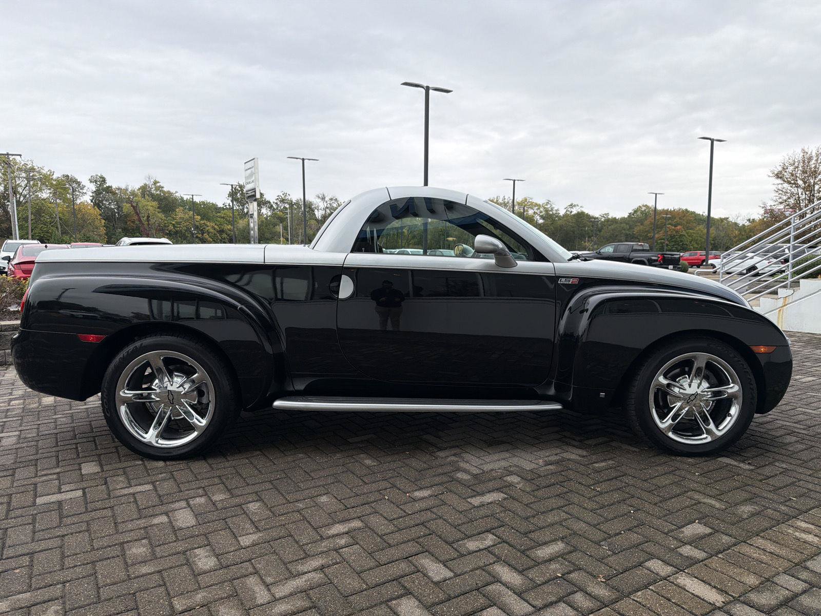 Used 2006 Chevrolet SSR w/ Preferred Equipment Group RWD image 6