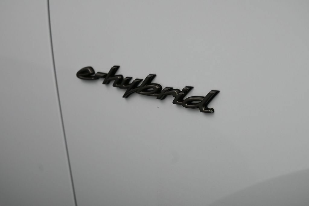 Certified 2025 Porsche Cayenne Turbo AWD/4WD image 33
