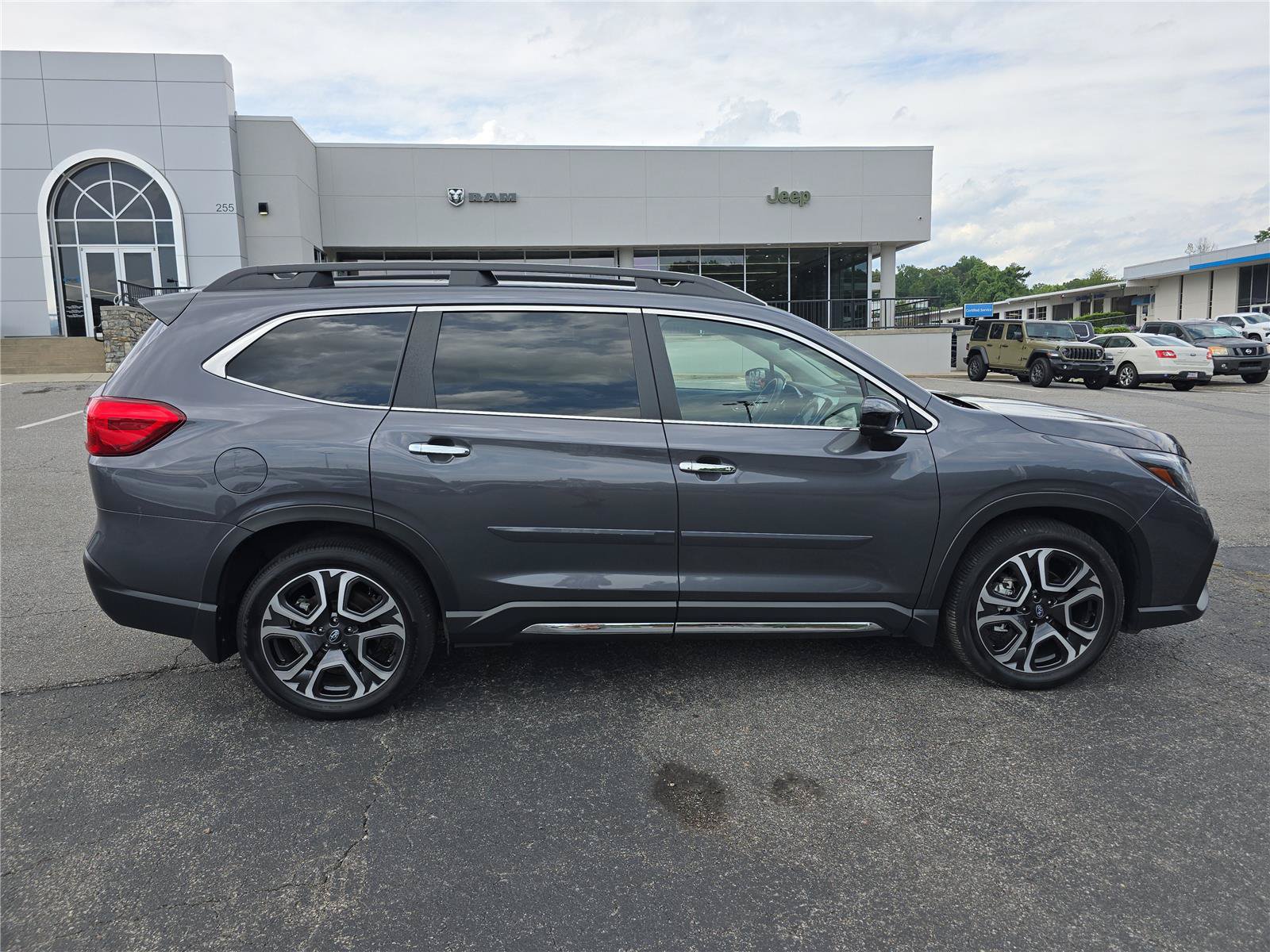 Used 2024 Subaru Ascent Touring AWD/4WD image 2