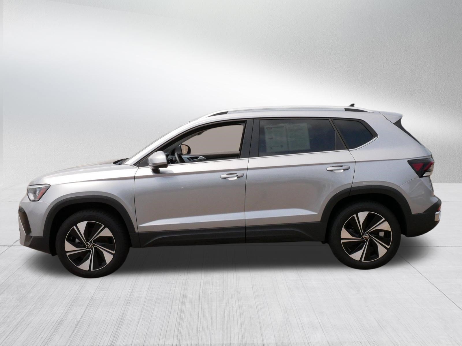 Used 2025 Volkswagen Taos SE w/ Panoramic Sunroof Package AWD/4WD image 4