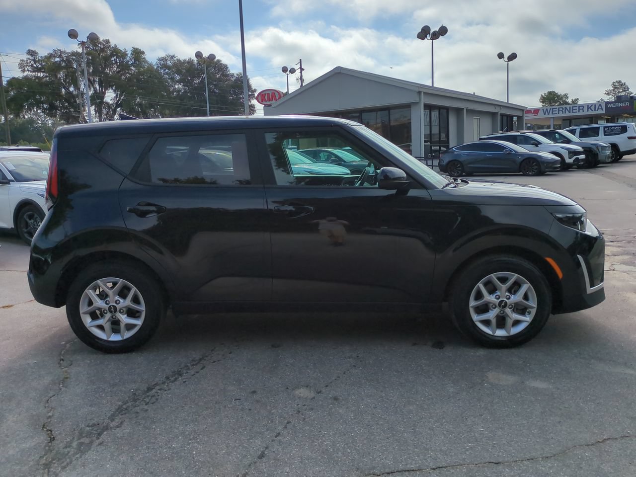 Certified 2025 Kia Soul LX w/ LX Technology Package FWD image 4