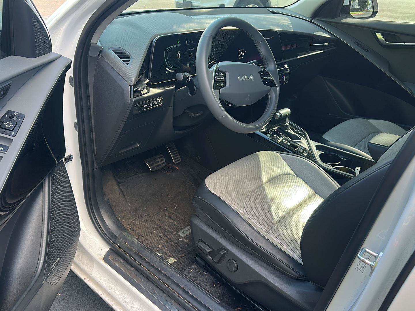 Used 2024 Kia Niro SX Touring FWD image 7