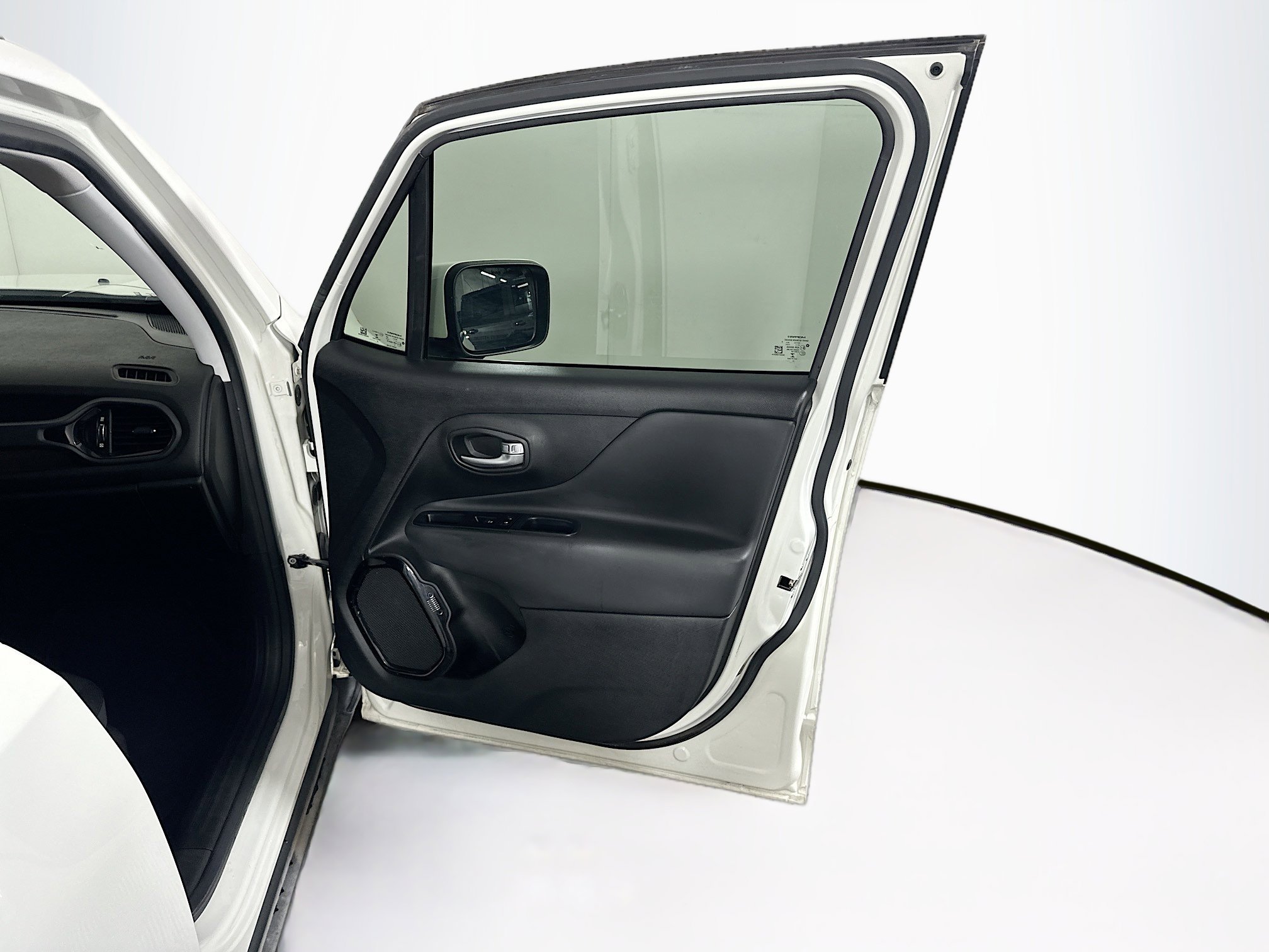 Used 2018 Jeep Renegade Altitude FWD image 29