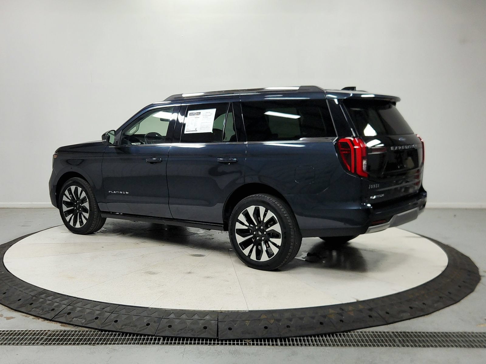 Used 2025 Ford Expedition Platinum w/ Driver's Package AWD/4WD image 6