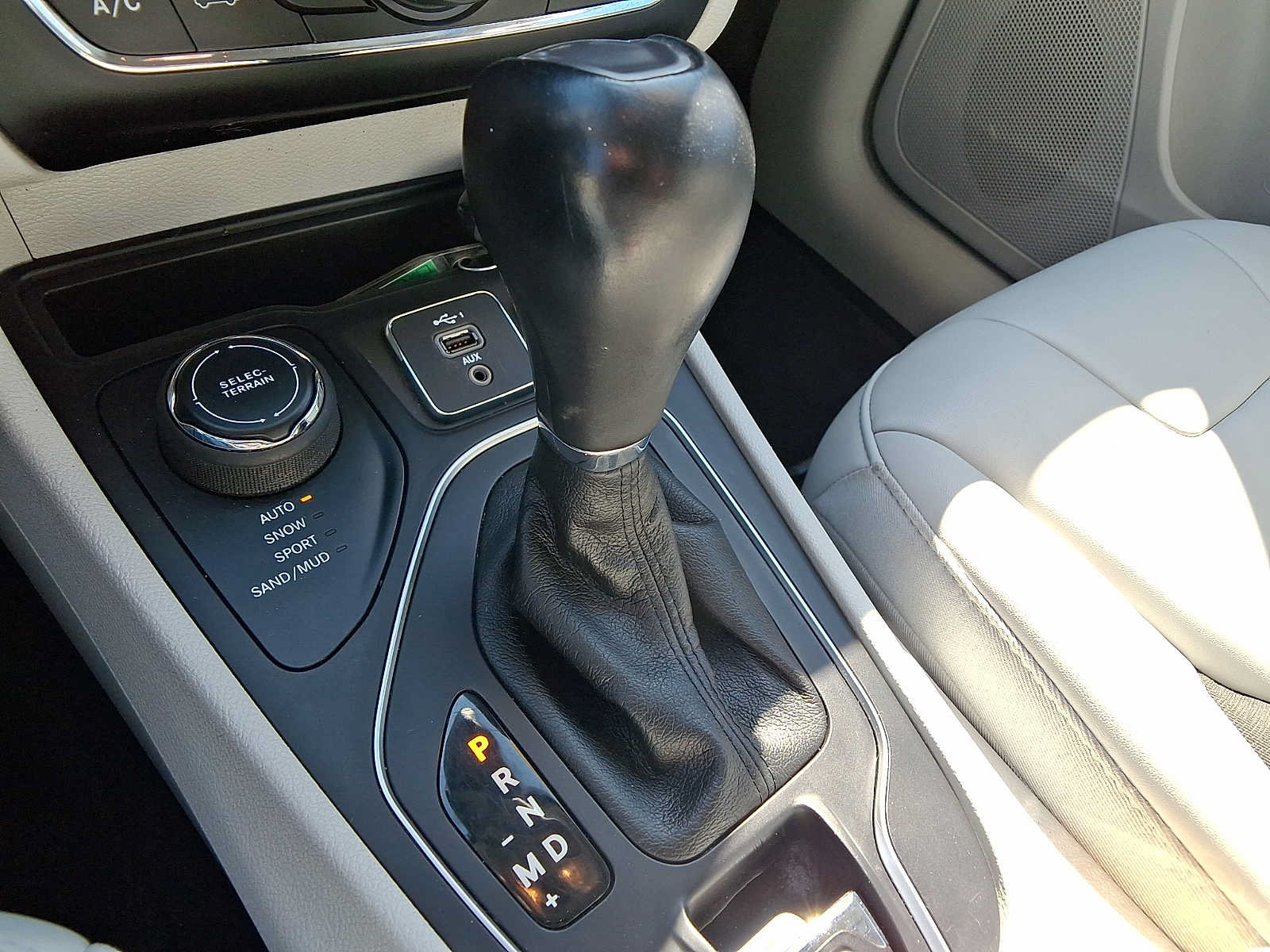 Used 2021 Jeep Cherokee Latitude Plus AWD/4WD image 13