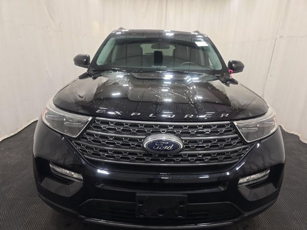 Used 2024 Ford Explorer XLT w/ XLT Sport Appearance Package AWD/4WD image 3