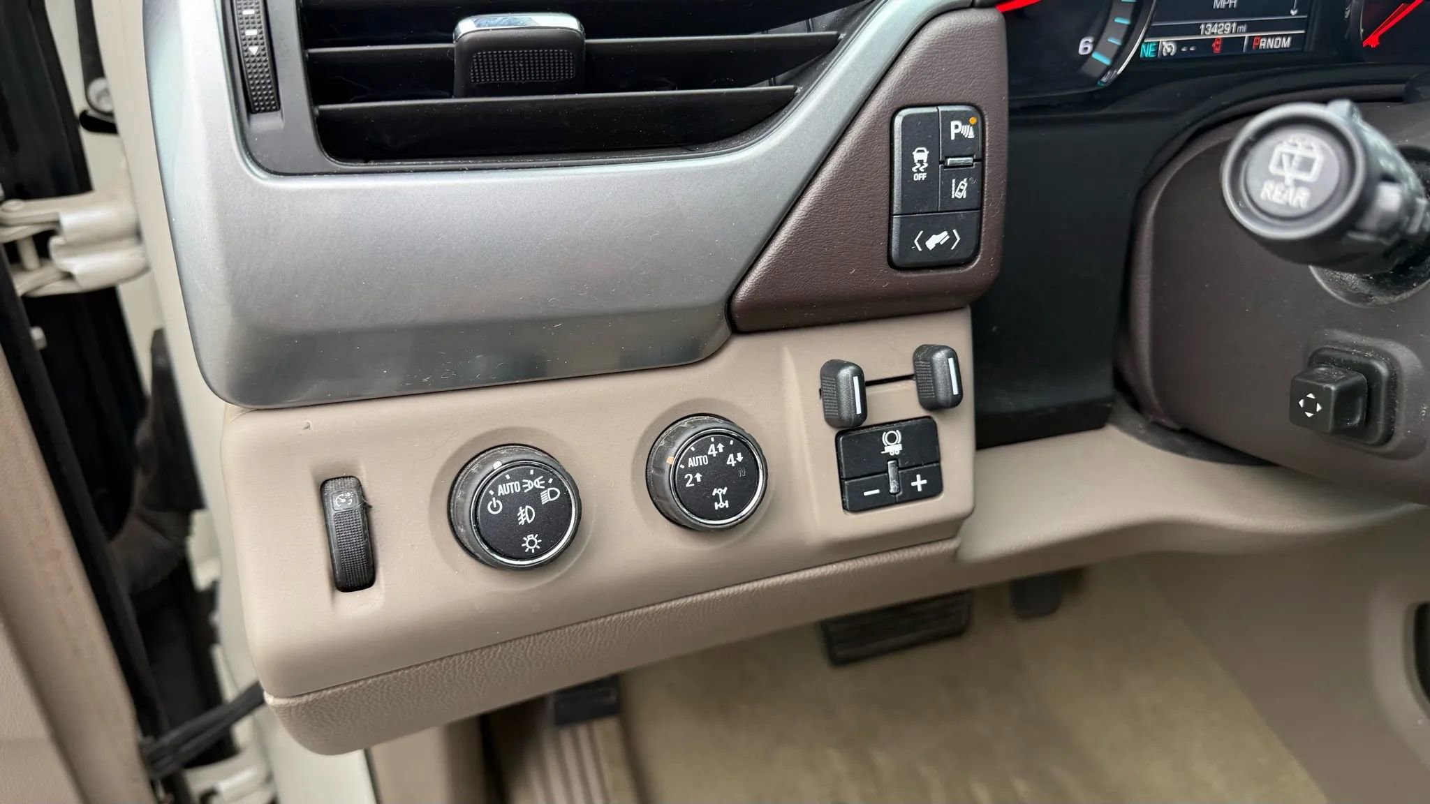 Used 2015 Chevrolet Suburban LTZ image 14