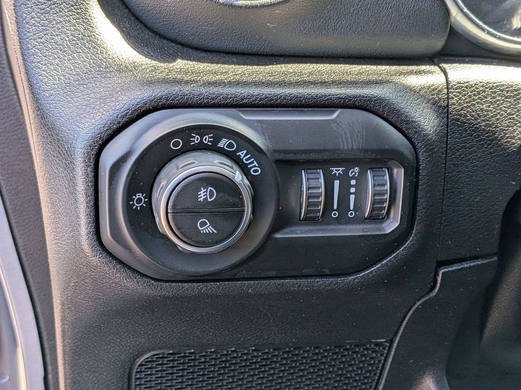 Used 2020 Jeep Gladiator Overland AWD/4WD image 13