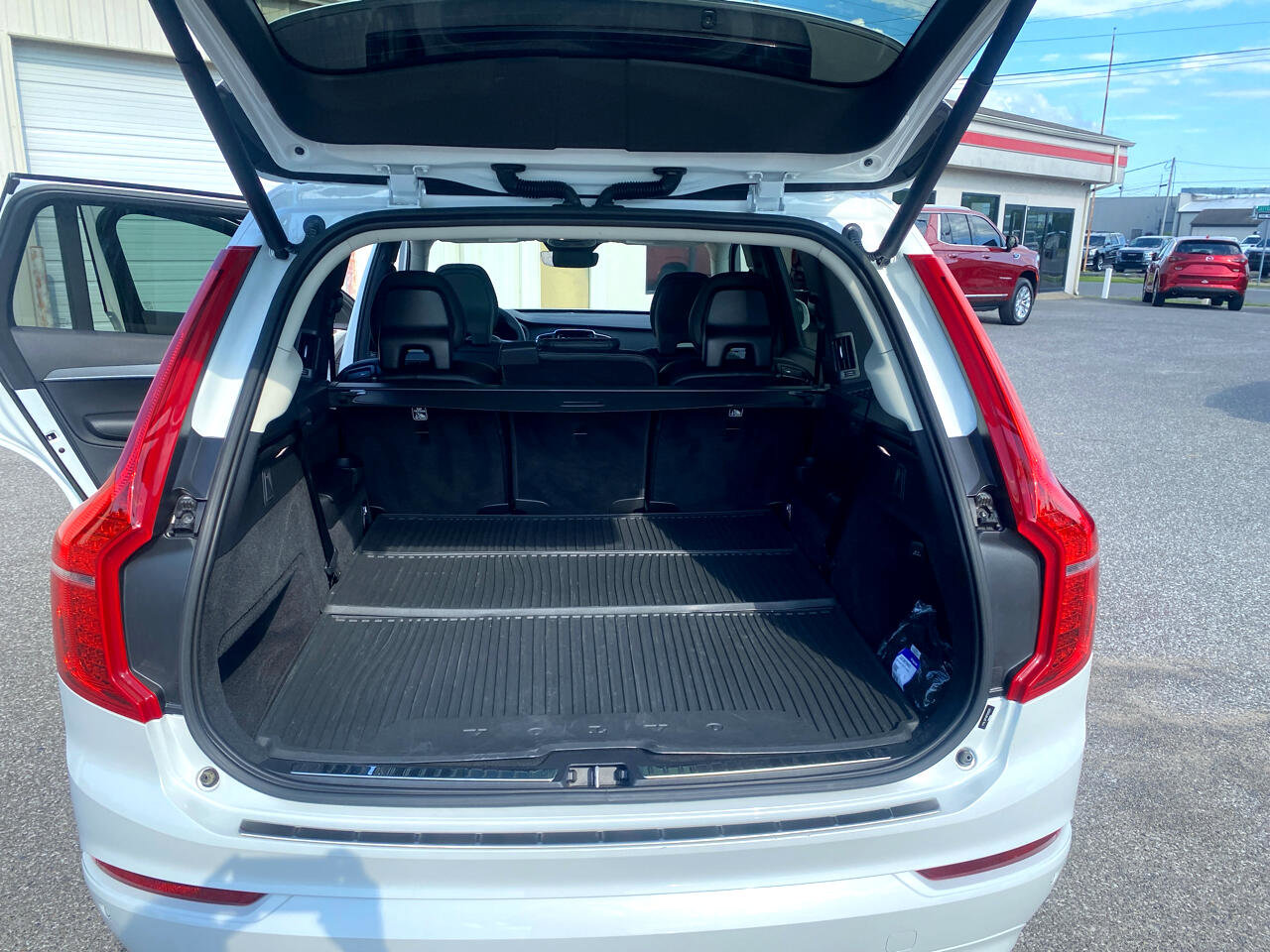 Used 2023 Volvo XC90 B5 Core w/ Protection Package Premier image 12