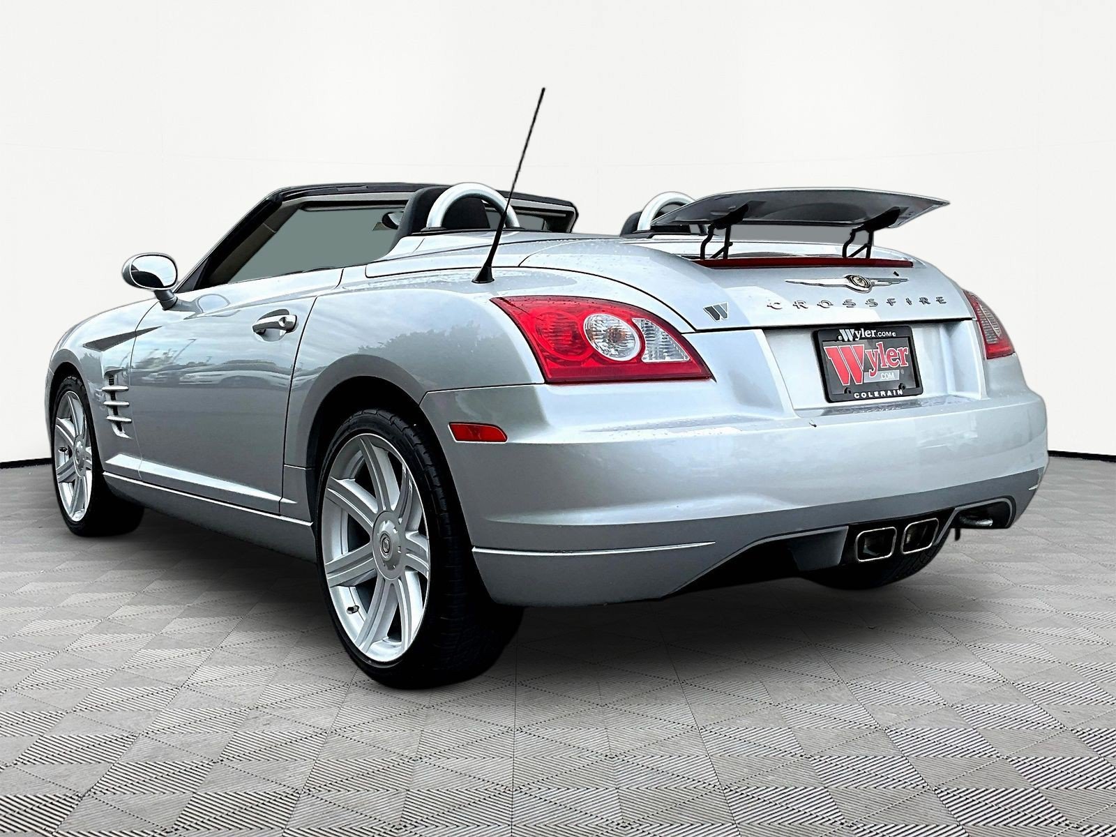 Used 2007 Chrysler Crossfire Limited RWD image 4