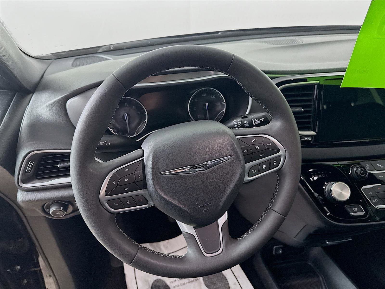 Used 2025 Chrysler Pacifica Select image 18