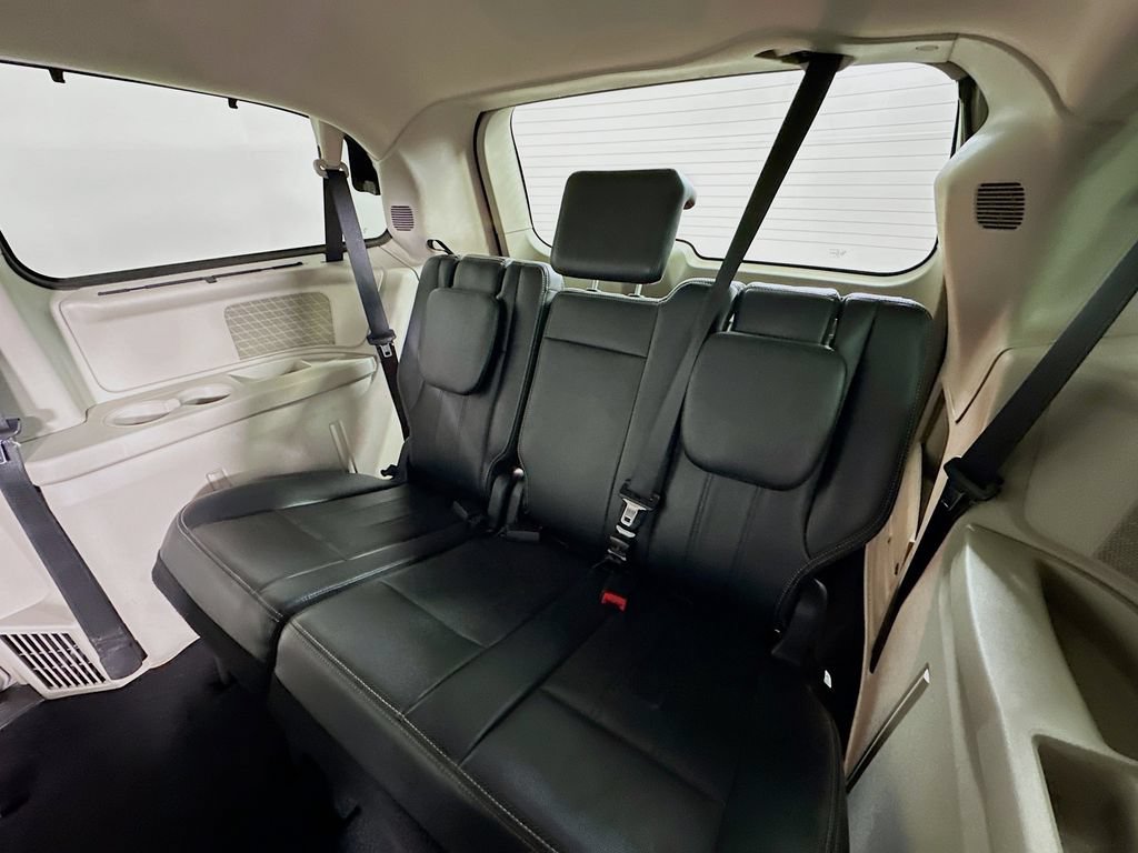 Used 2011 Chrysler Town & Country Touring-L FWD image 4