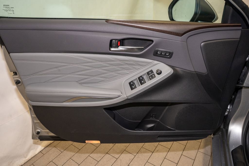 Used 2019 Toyota Avalon Limited image 12