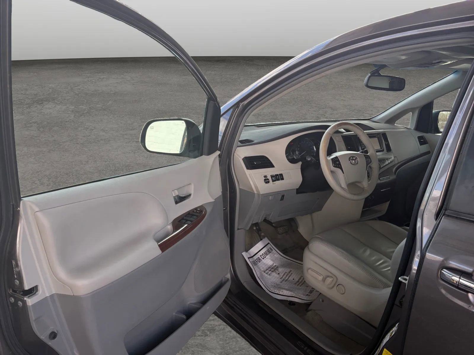 Used 2013 Toyota Sienna XLE image 9