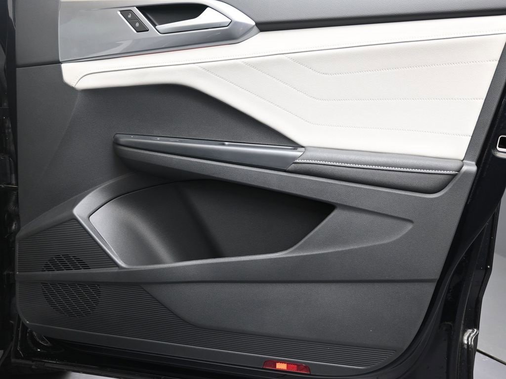 New 2025 Volkswagen Taos SEL image 11