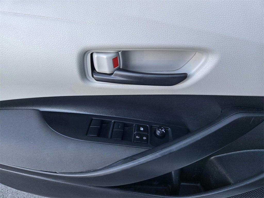 Used 2022 Toyota Corolla LE image 18