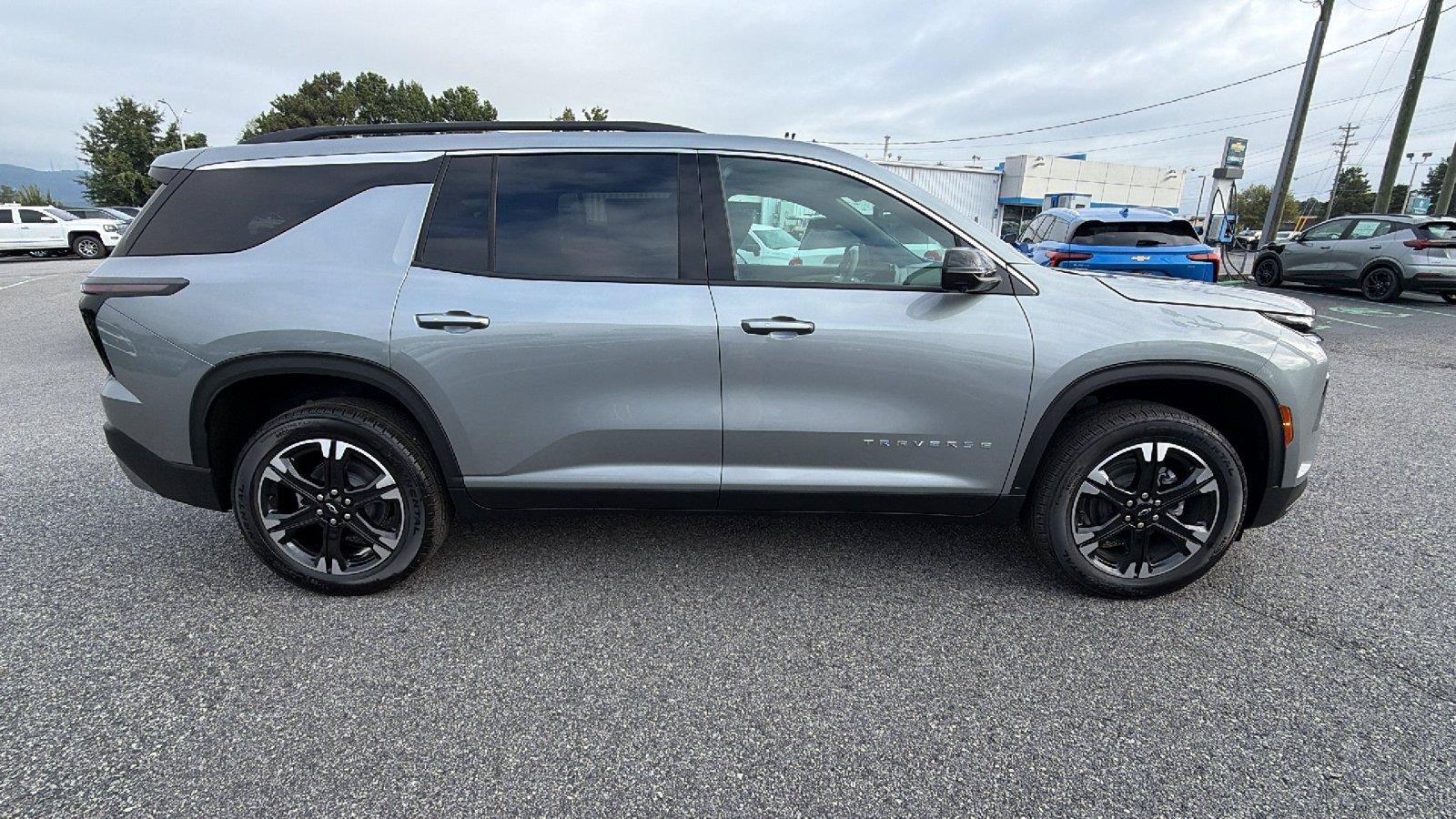 New 2027 Chevrolet Traverse LT w/ Sun and Wheel Package FWD image 8