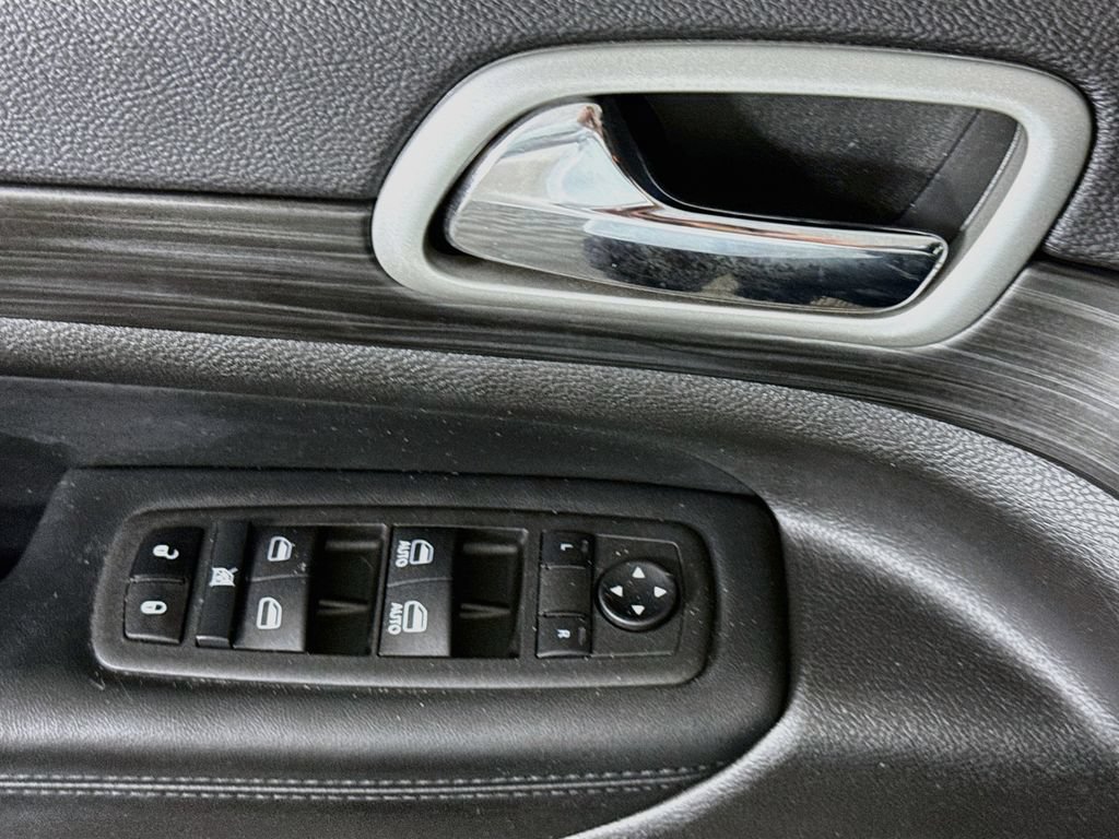 Used 2022 Jeep Grand Cherokee Laredo X AWD/4WD image 24