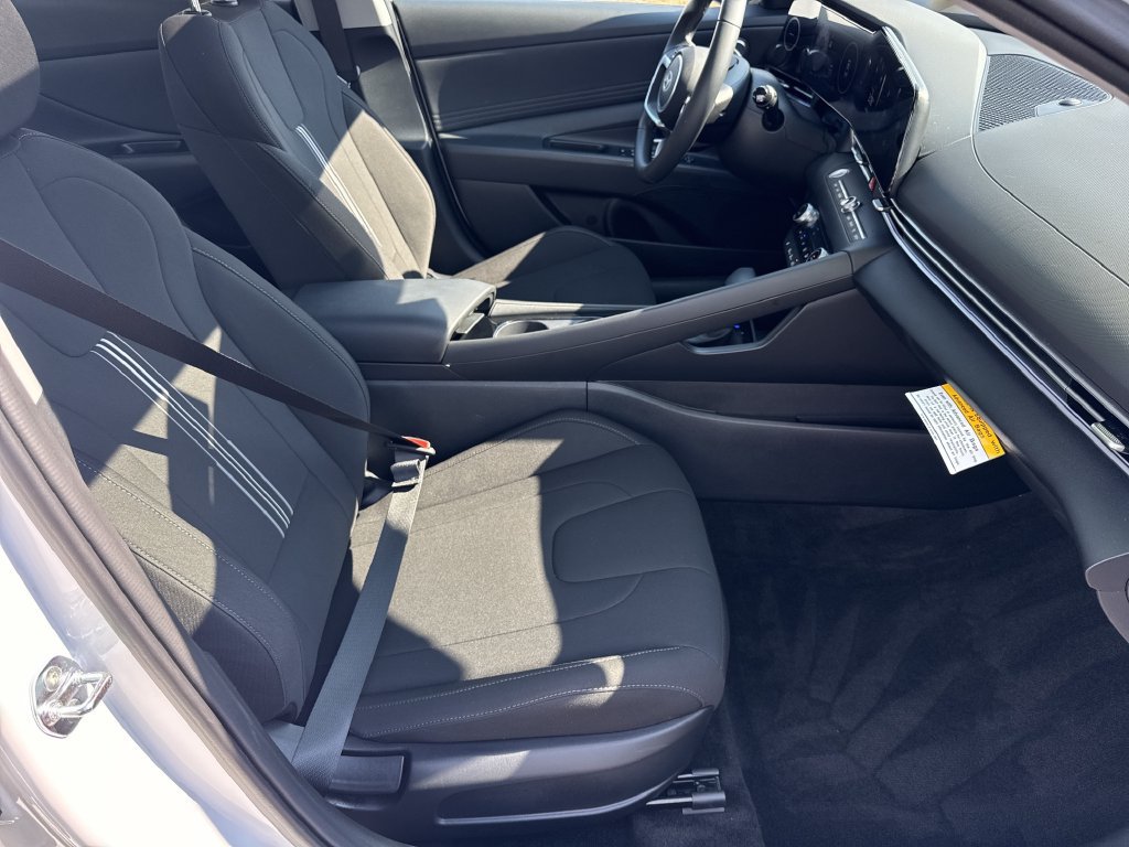 Used 2025 Hyundai Elantra SEL FWD image 13