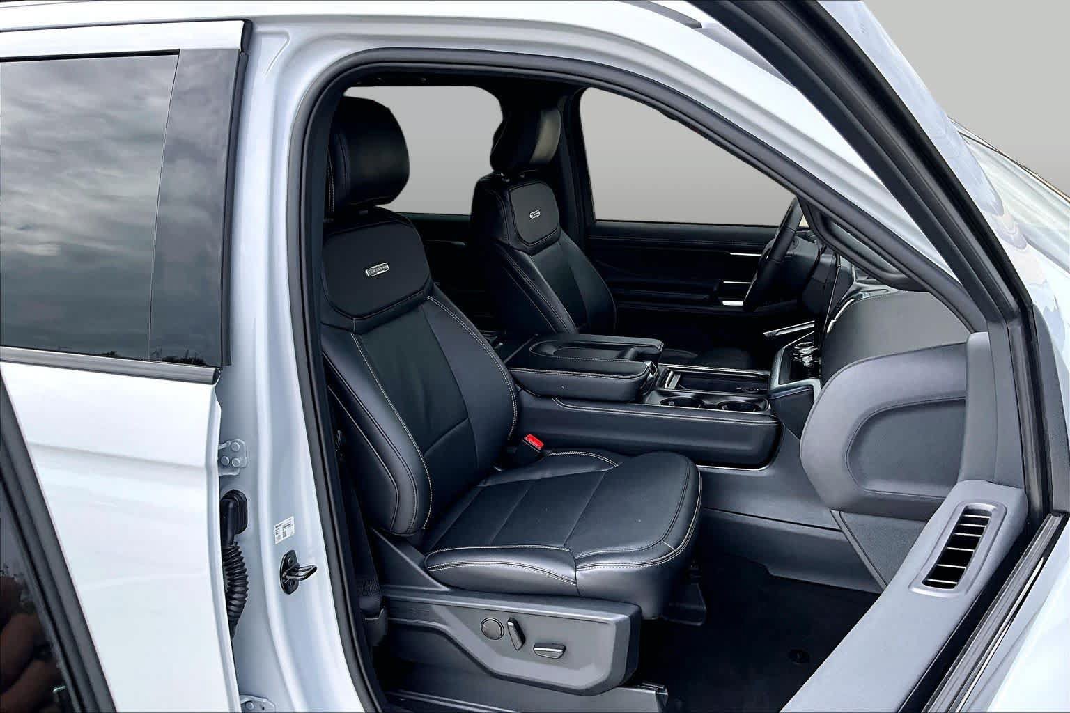 Used 2025 Ford Expedition Max Platinum w/ Stealth Appearance Package AWD/4WD image 8
